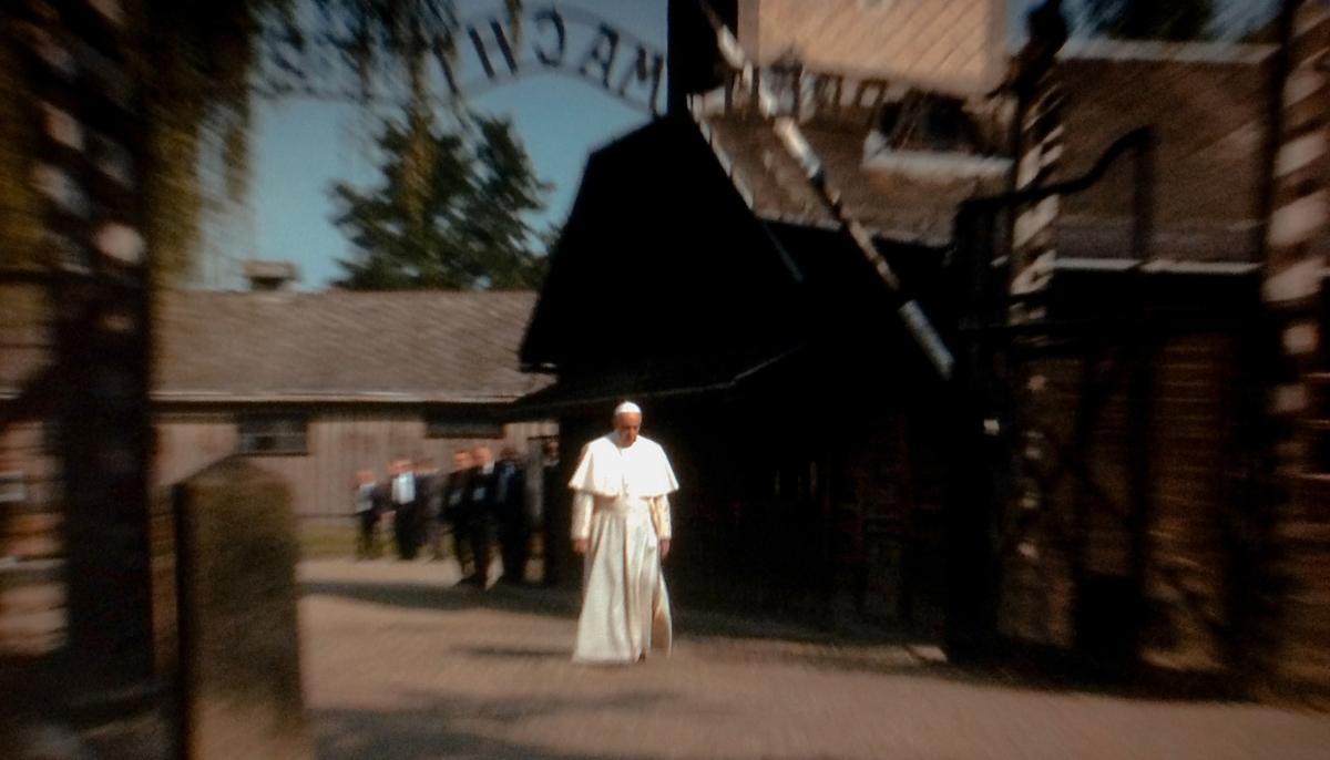 009_HOT-MIRROR_Pope-Francis-In-Auschwitz_POLAND