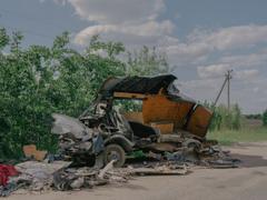 9 - destroyed civilian car - d17cd37b-8959-48c8-901a-34c1ec2c3193