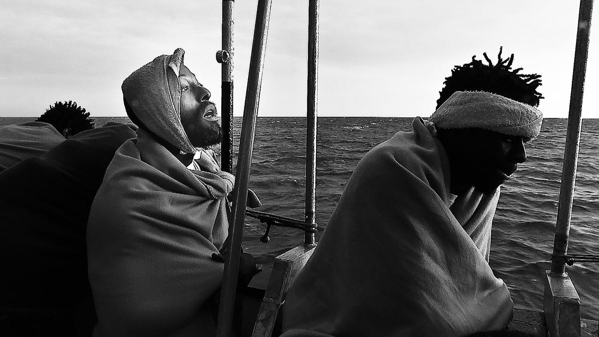 013a_HOT-MIRROR_Land_AT-SEA-OFF-SICILY